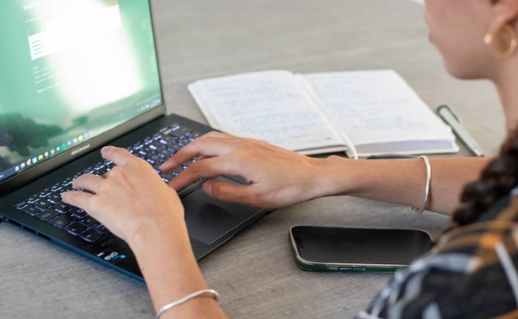 Portfolio de communication digitale présentant des créations graphiques, campagnes réseaux sociaux, stratégies de contenu et projets marketing.